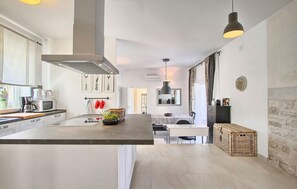 Kühlschrank, Mikrowelle, Ofen, Geschirrspüler