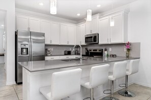 冷蔵庫、電子レンジ、オーブン、コンロ