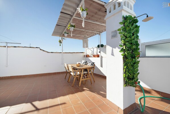 Outdoor dining - Apartment 'Villa Maria' with Private Terrace and Wi-Fi (Chipiona)