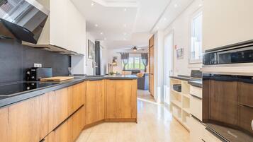 Een koelkast, een magnetron, een oven, een kookplaat