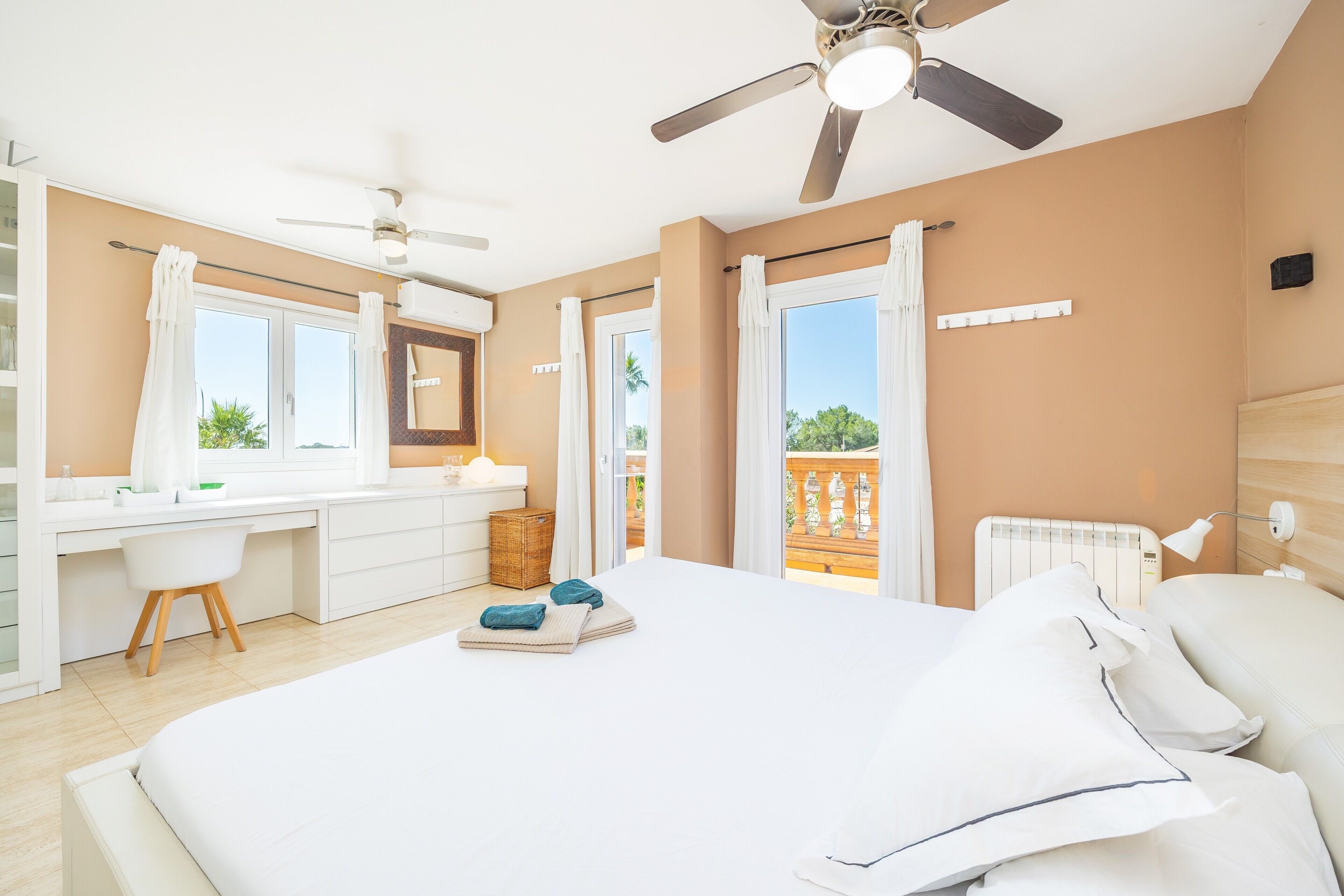 3 slaapkamers, een strijkplank/strijkijzer, gratis wifi, beddengoed