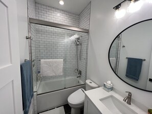 Chuveiro, secador de cabelo, bidê, toalhas de banho