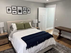 2 quartos, ferros/tábuas de passar roupa, roupa de cama