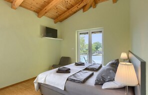 4 bedrooms, iron/ironing board, travel crib, free WiFi