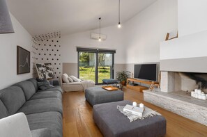 Tv, pejs, dvd-afspiller, bordtennisbord