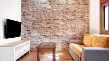 TV, tavolo da ping pong