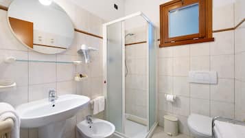 Chuveiro, secador de cabelo, toalhas de banho