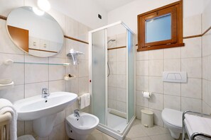 Chuveiro, secador de cabelo, toalhas de banho 