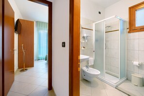 Douche, sèche-cheveux, serviettes fournies