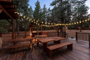 Outdoor dining - The Meadowbrook. Luxury. Games. BBQ. Huge private Back yard (Big Bear City)