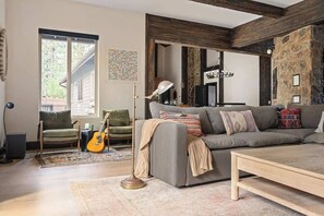 Smart-TV, Kamin, Arbeitsbereiche