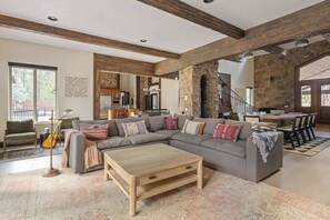 Smart TV, chimenea y oficina 