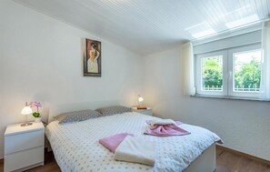 3 habitaciones, tabla de planchar con plancha y cuna de viaje 