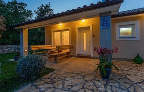 تناول الطعام بالخارج