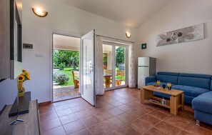 TV, fireplace, DVD player, stereo