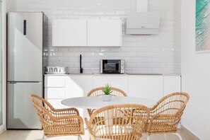 Frigorífico, microondas, placa de cocina y cafetera o tetera