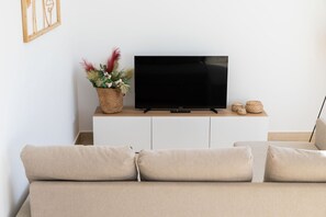 TV - Villa 'Sanchez' with Private Pool, Wi-Fi and Air Conditioning (Chiclana de la frontera)