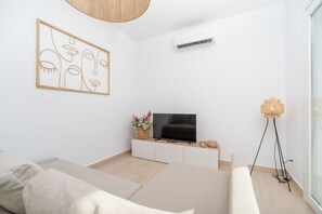 TV - Villa 'Sanchez' with Private Pool, Wi-Fi and Air Conditioning (Chiclana de la frontera)