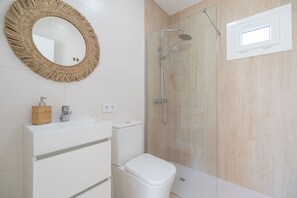 Shower, hair dryer, towels - Villa 'Morales' with Private Pool, Wi-Fi and Air Conditioning (Chiclana de la frontera)