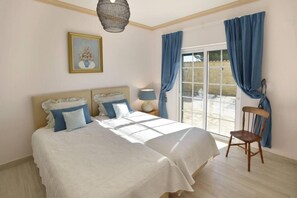 4 bedrooms, iron/ironing board, free WiFi, bed sheets