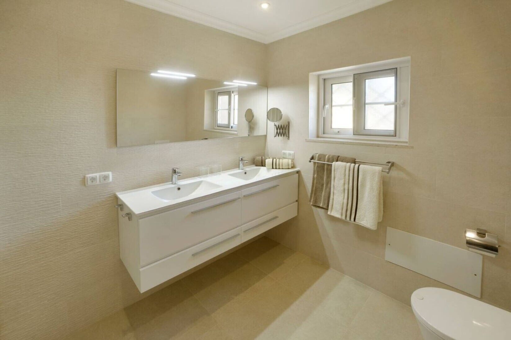 Bruser, hårtørrer, håndklæder