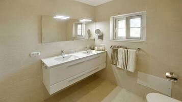 Bruser, hårtørrer, håndklæder