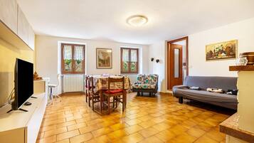 Televisión y chimenea