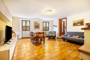 Televisión, chimenea