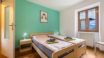 2 bedrooms, iron/ironing board, free WiFi, bed sheets