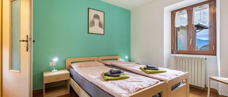 2 室のベッドルーム、アイロン / アイロン台、WiFi (無料)、ベッドシーツ