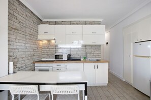 Kylskåp, mikrovågsugn, ugn och spishäll