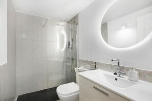 Een douche, een haardroger, handdoeken