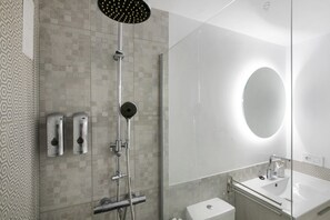 Douche, sèche-cheveux, serviettes fournies