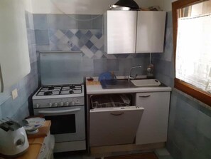 Fridge, microwave, oven, stovetop - Vacation Home "Jana De Mar" with Sea View, Private Terrace & Wi-Fi (Orosei (NU))