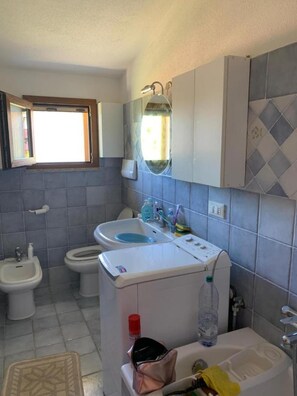 Een douche, gratis toiletartikelen, een haardroger