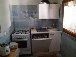 Een koelkast, een magnetron, een oven, een kookplaat