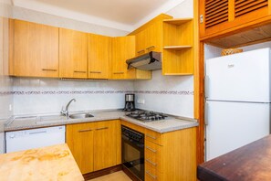 Geladeira, micro-ondas, fogão, cooktop