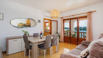 Una televisión, una chimenea