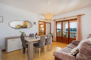 Televisie en een open haard