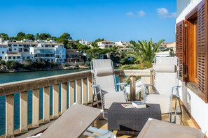 Property grounds - Holiday Home "Michaela" with Sea View, Private Terrace & Wi-Fi (Santanyi)