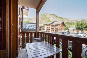 Outdoor dining - Apartment 'Joli Appt 2 Centre Village Valloire' with Mountain View, Balcony and Wi-Fi (Valloire)