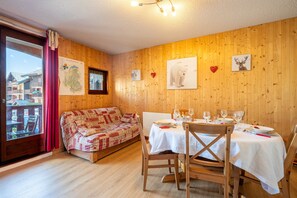 Dining - Apartment 'Joli Appt 2 Centre Village Valloire' with Mountain View, Balcony and Wi-Fi (Valloire)