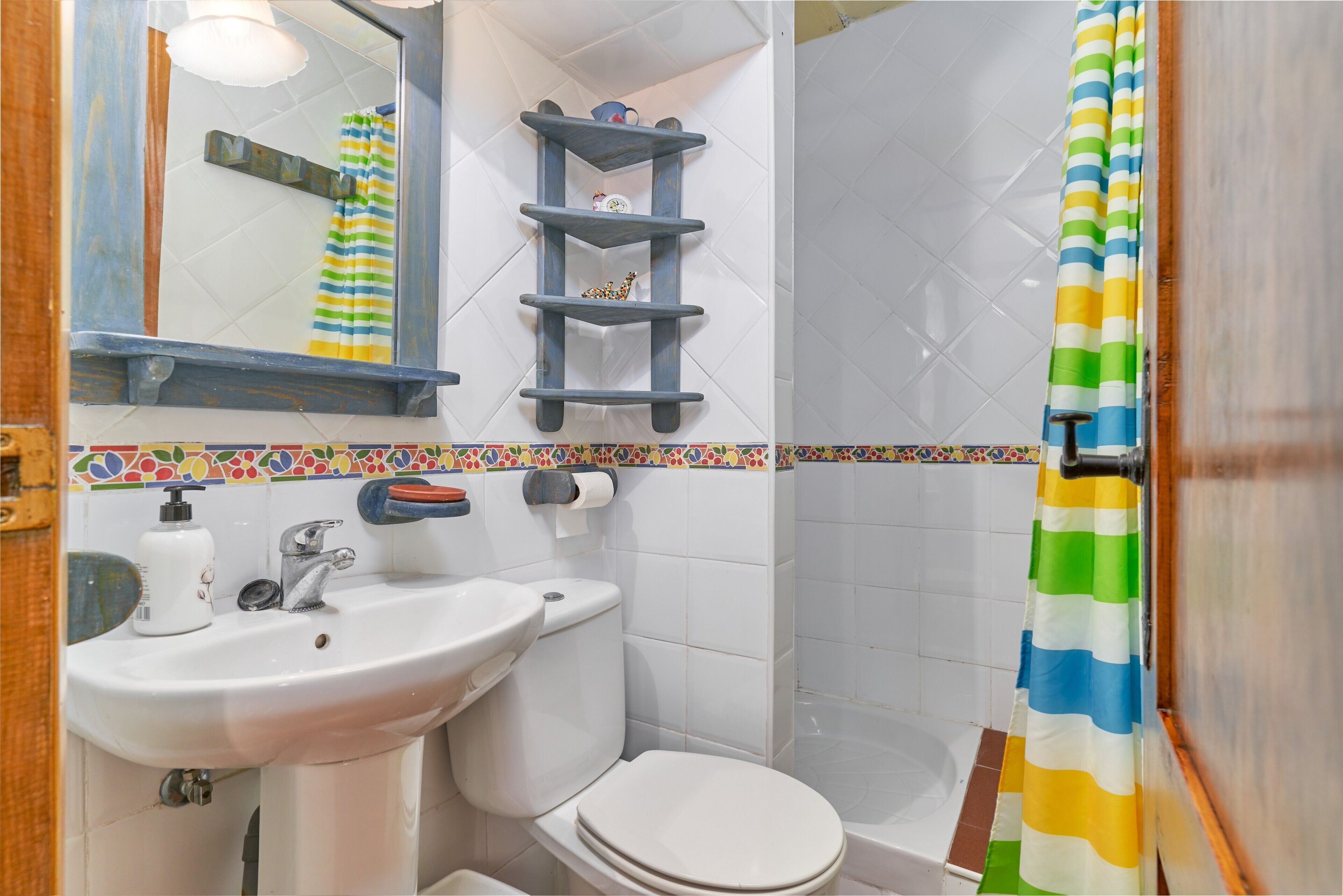 Ducha, secador de pelo, toallas