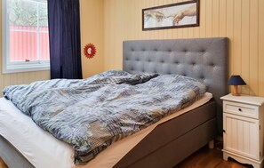 4 bedrooms, travel crib, internet
