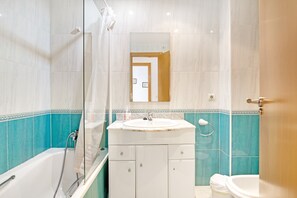 Shower, towels - Apartment "Brisas C2" with Shared Pool & Wi-Fi (Denia)