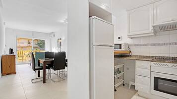 Køleskab, mikrobølgeovn, ovn, kogeplade