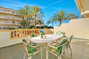 Outdoor dining - Apartment "Brisas C2" with Shared Pool & Wi-Fi (Denia)