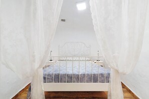 3 slaapkamers, een strijkplank/strijkijzer, gratis wifi, beddengoed