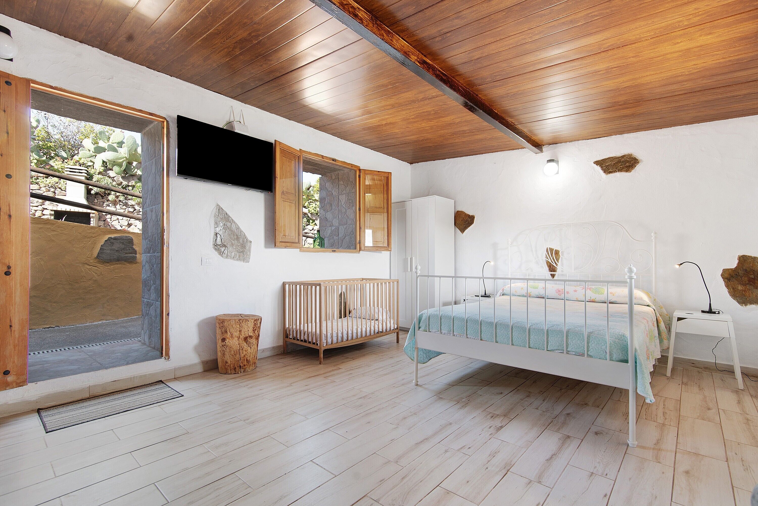 1 slaapkamer, een strijkplank/strijkijzer, gratis wifi, beddengoed