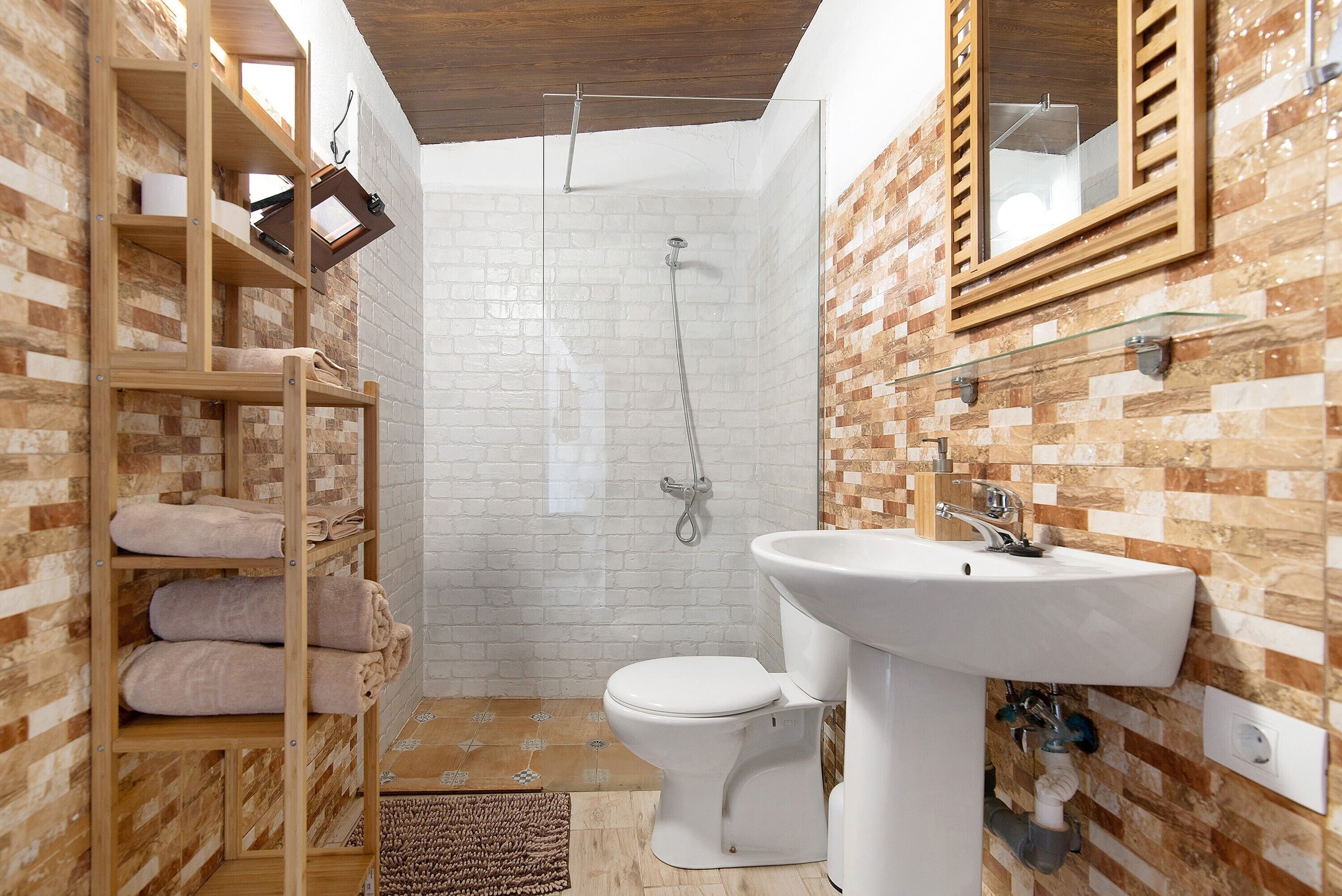 Een douche, een haardroger, handdoeken